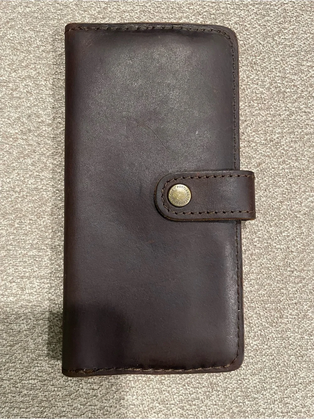 Portland leather wallet. Unisex. Oiled leather snap closure